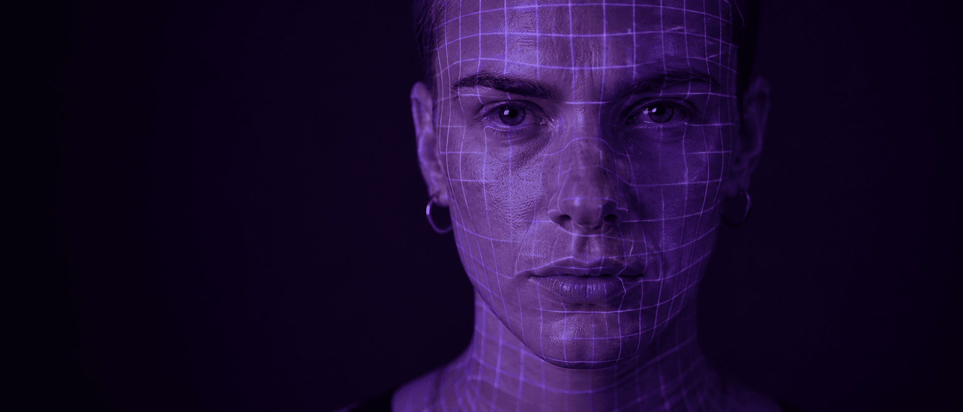 Retrato con una retícula de identidad proyectada sobre el rostro